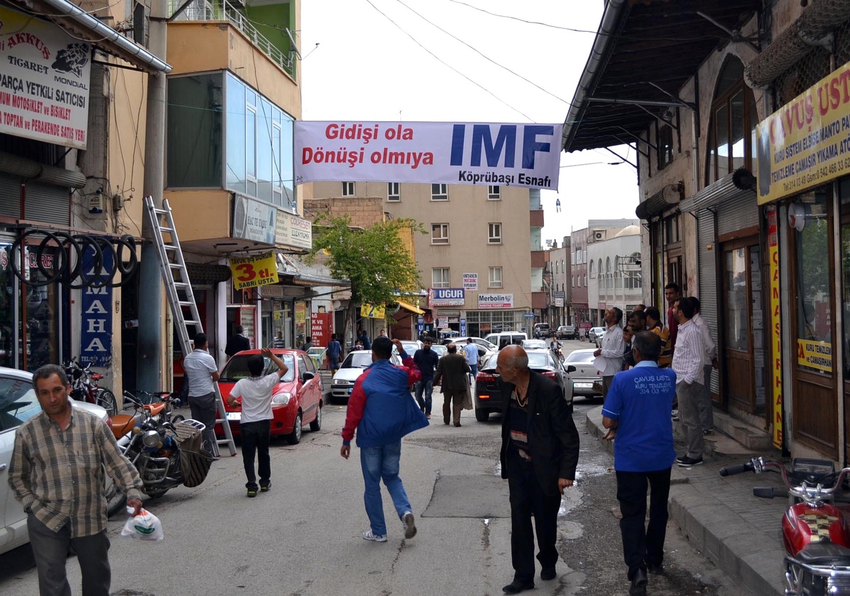 Şanlıurfalı Esnaftan "Gidişin Ola, Dönüşün Olmaya Imf" Afişi