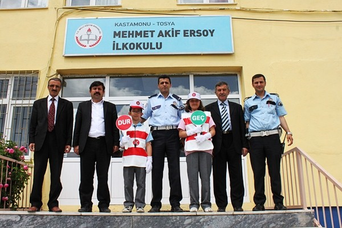 Tosya\'da Okul Geçit Görevlisi Öğrencilere Özel Kıyafetler Verildi