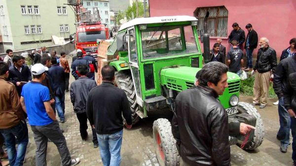 Traktör Römorku Devrildi: 21 Yaralı