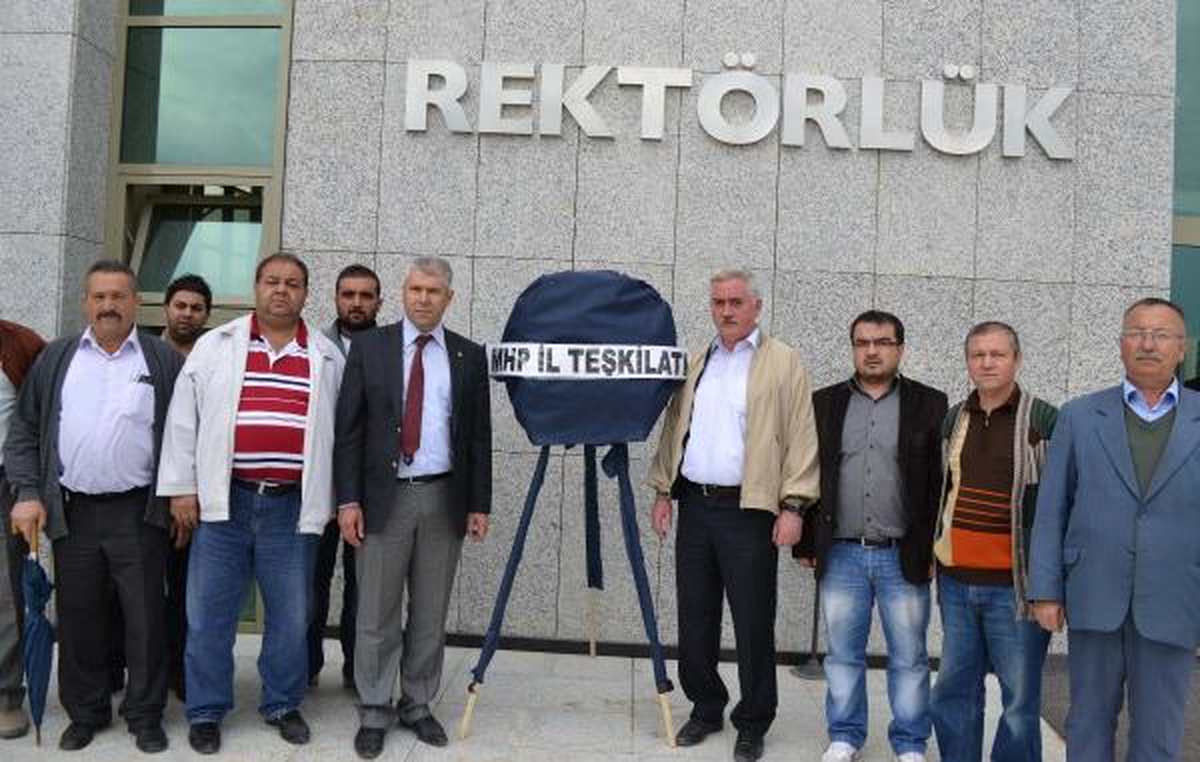 Uşak Üniversitesi Rektörü\'ne Siyah Çelenkli \'Akil\' Protestosu