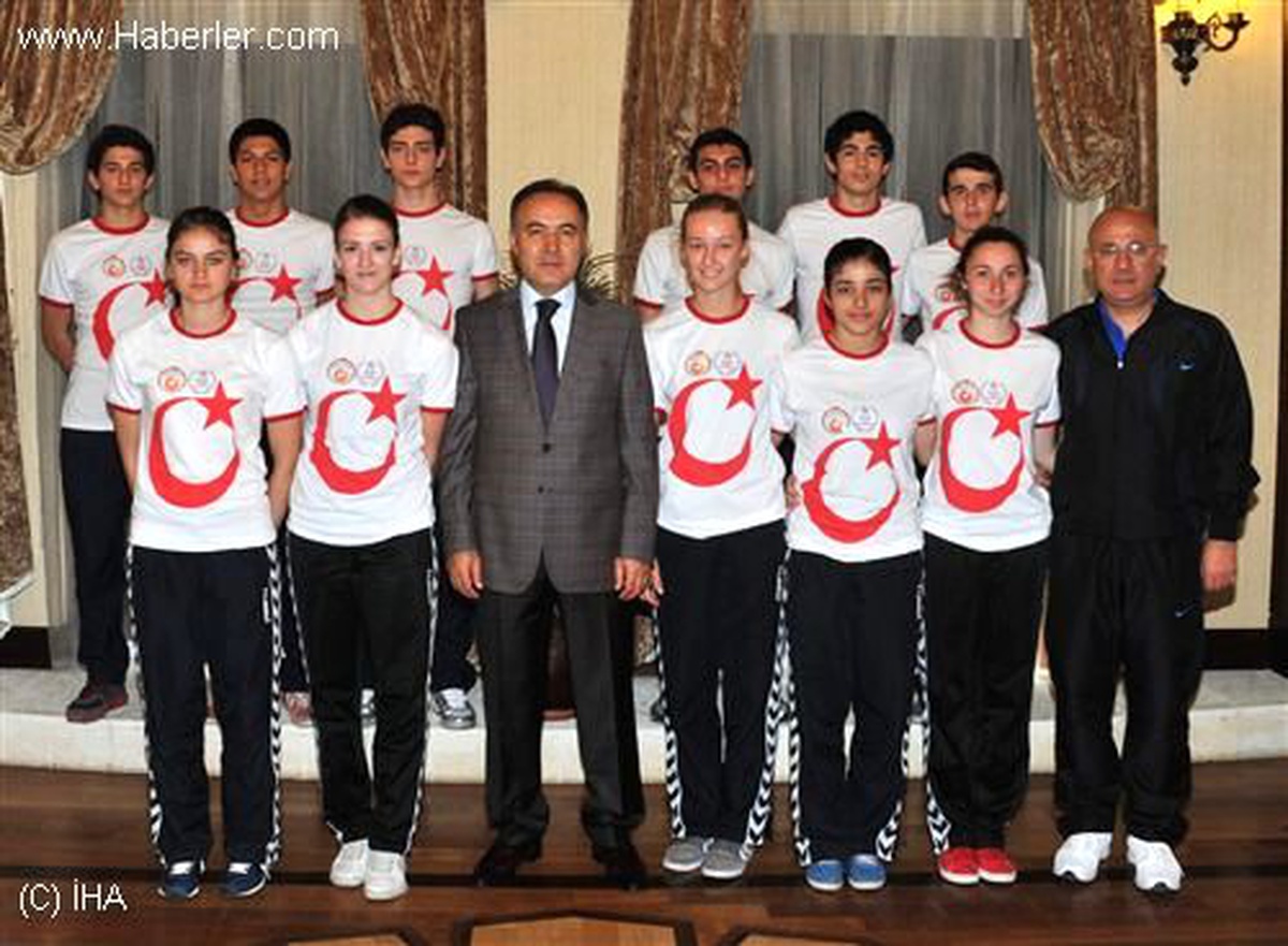 Vali Altıparmak Sporcuları Kabul Etti