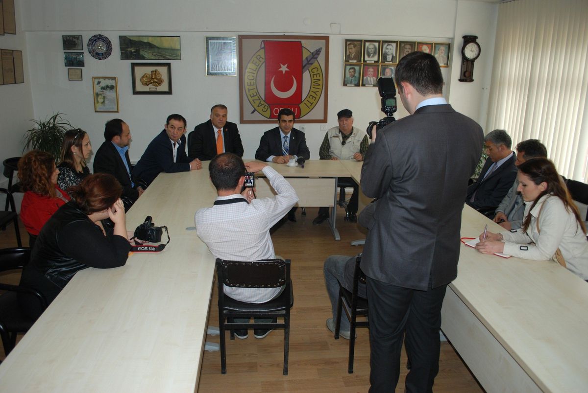Vali Düzgün, Gazeteciler ile Vedalaştı