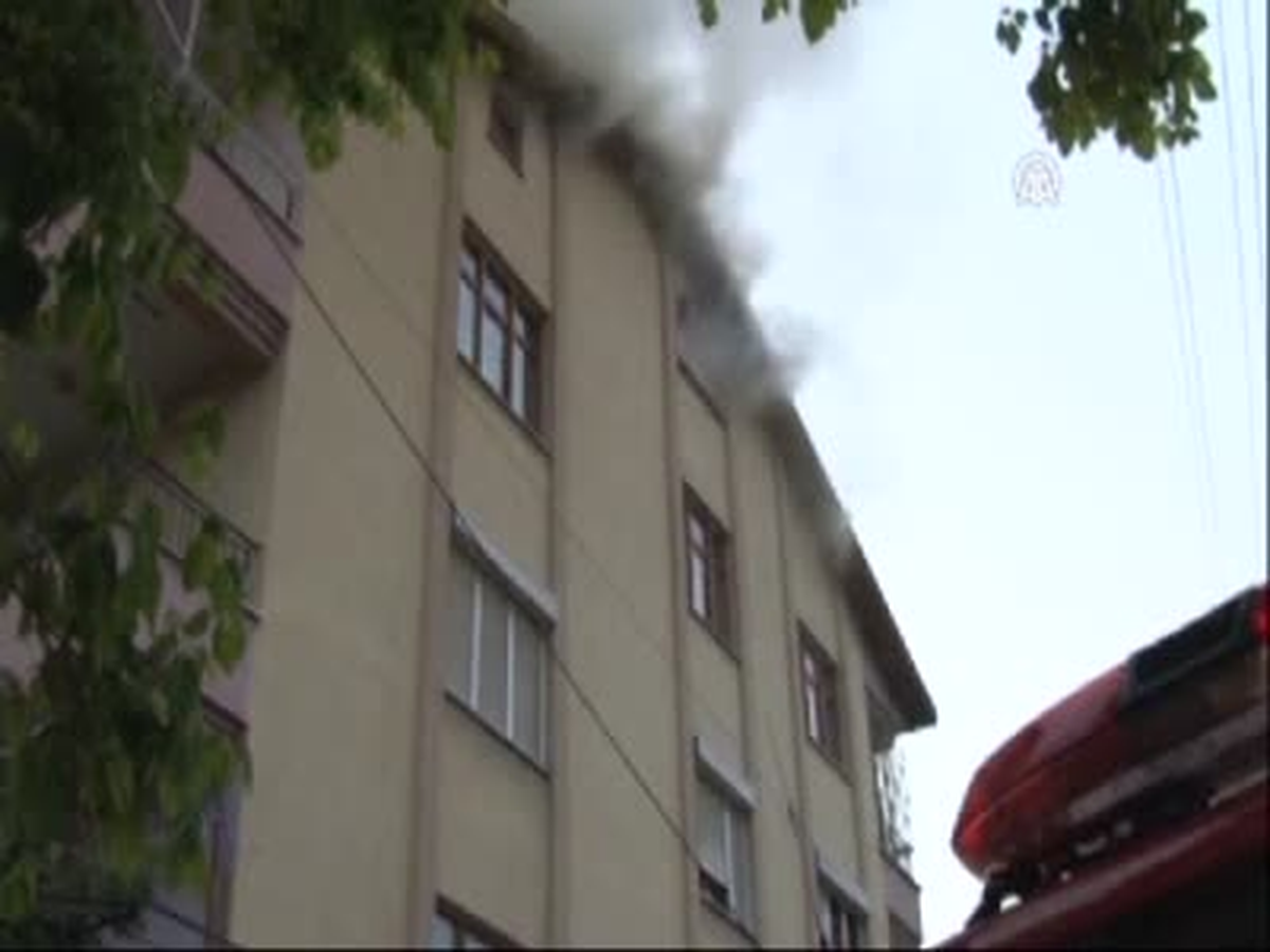 Yıldırım Apartmanda Yangın Çıkardı