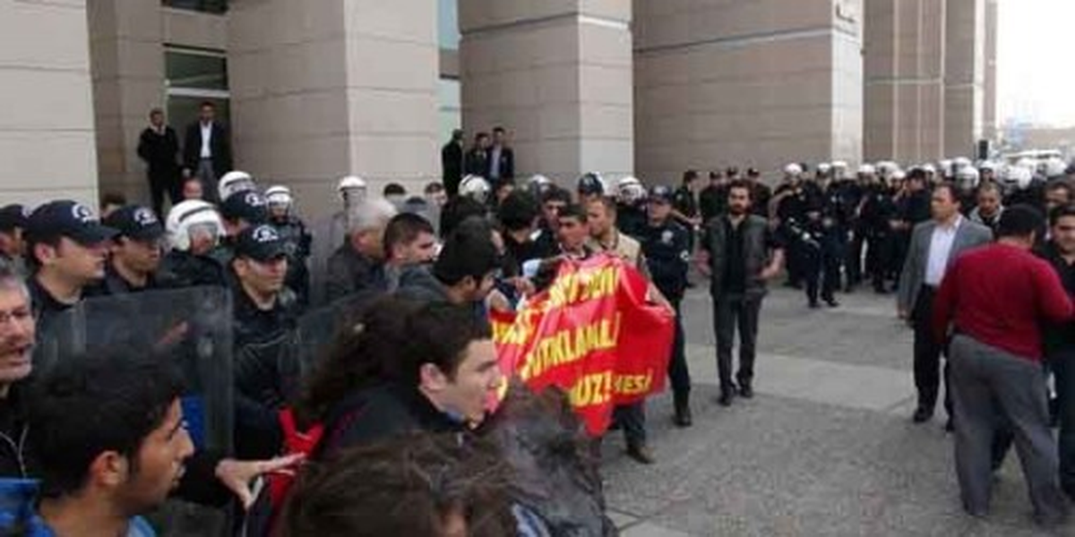 Adliye Önündeki Gruba Polis Müdahale Etti