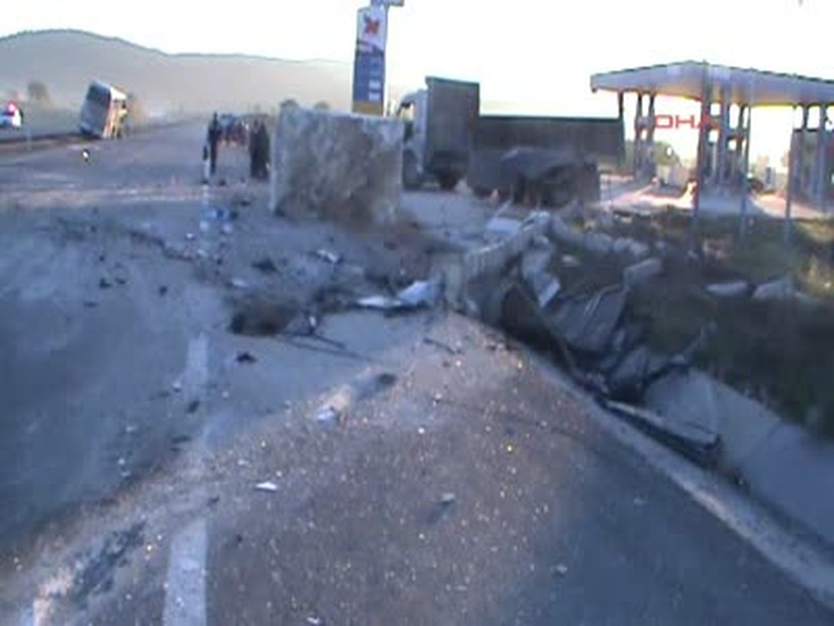 Afyonkarahisar Şampiyon Ankaraspor\'un Takım Otobüsü Kaza Yaptı 1 Ölü, 17 Yaralı Şampiyon...