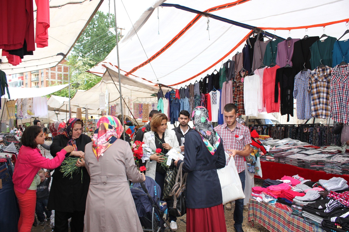 AK Parti\'li Kadınlar Gül ve Önlük Dağıttı