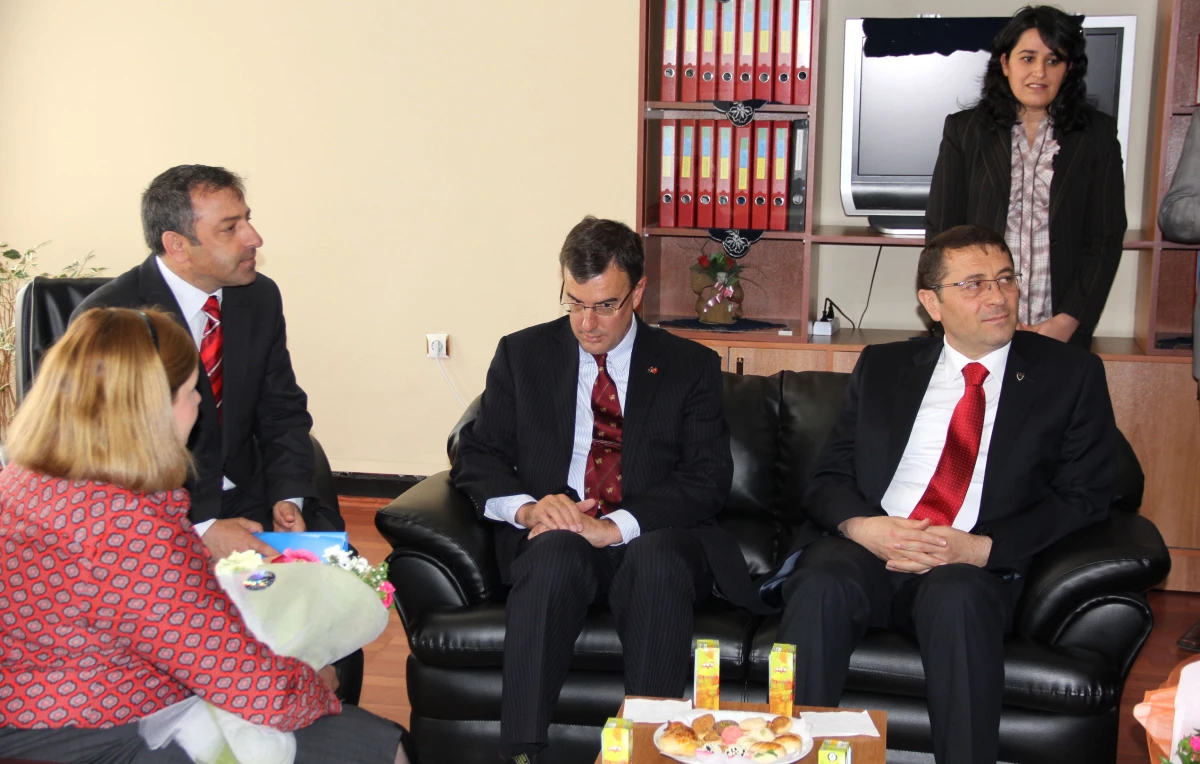 Avustralya\'nın Ankara Büyükelçisi Ian Biggs, Erzurum\'da İşitme Engelliler Okulunu Ziyaret Etti
