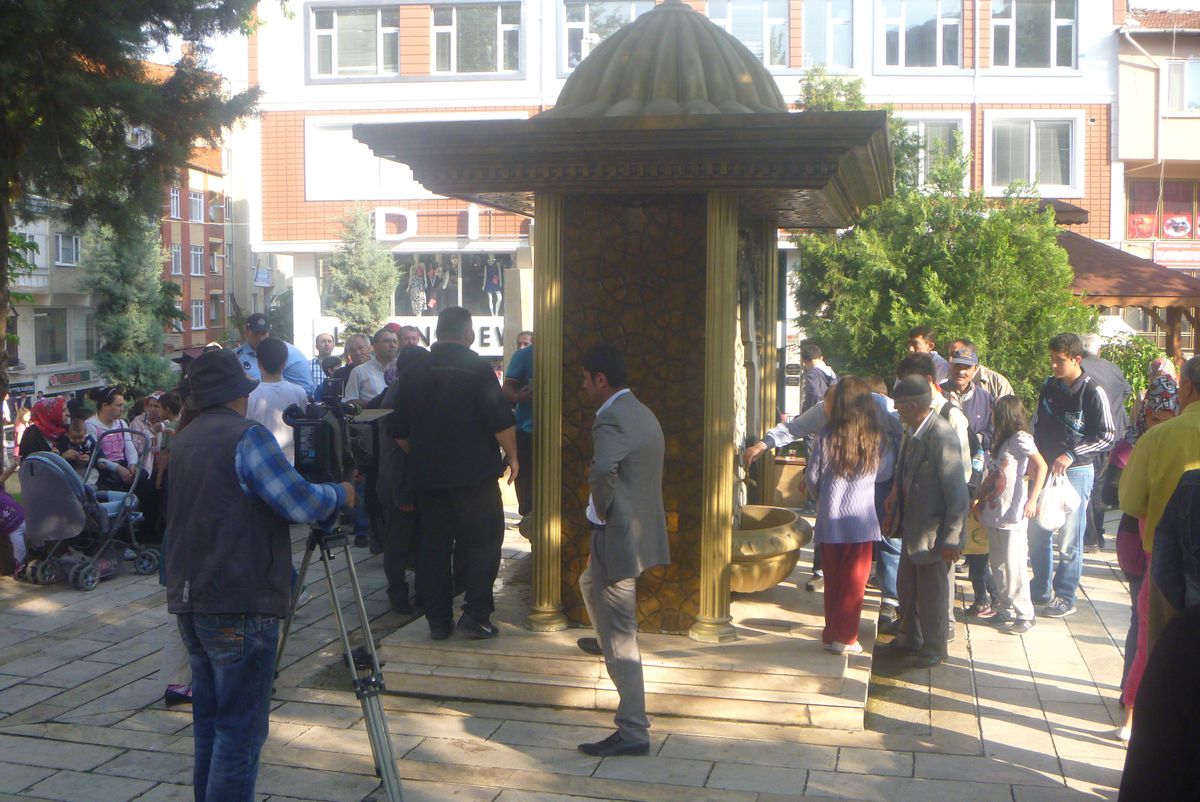 Bilecik\'te Osmanlı Çeşmesinden Su Yerine Şerbet Aktı