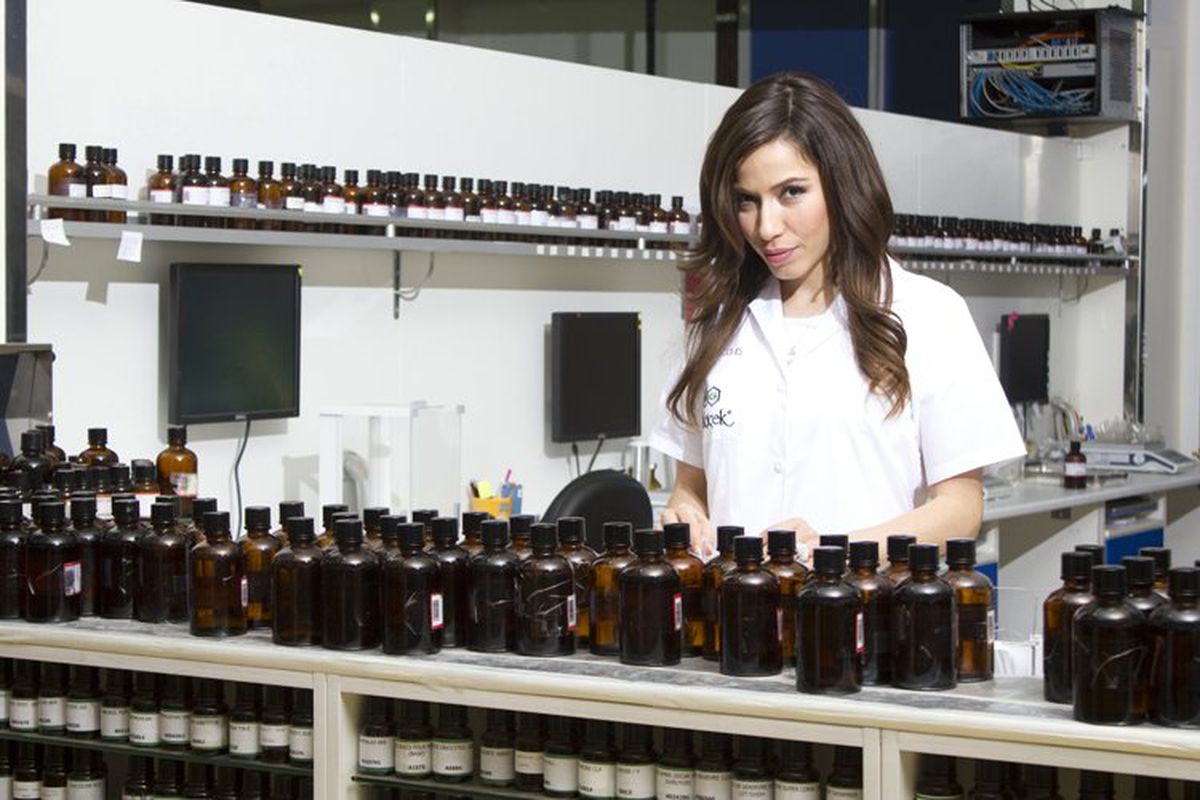 Burcu Güneş Koku Tasarladı