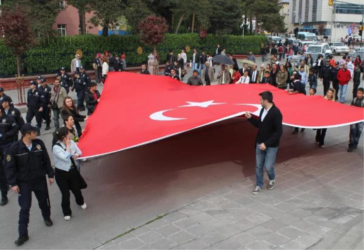 Festivalde Dev Türk Bayraklı Kortej Yürüyüşü
