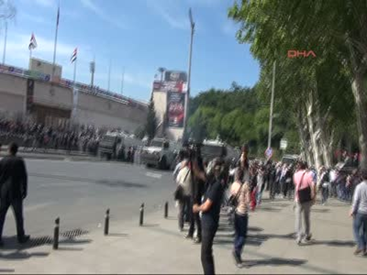 Dolmabahçe\'de Öğrencilere Polis Müdahalesi