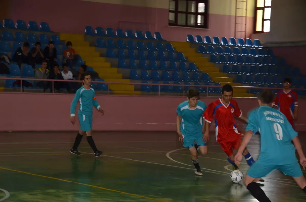 Gençler Kendi Haftaları İçin Futsal Oynuyor