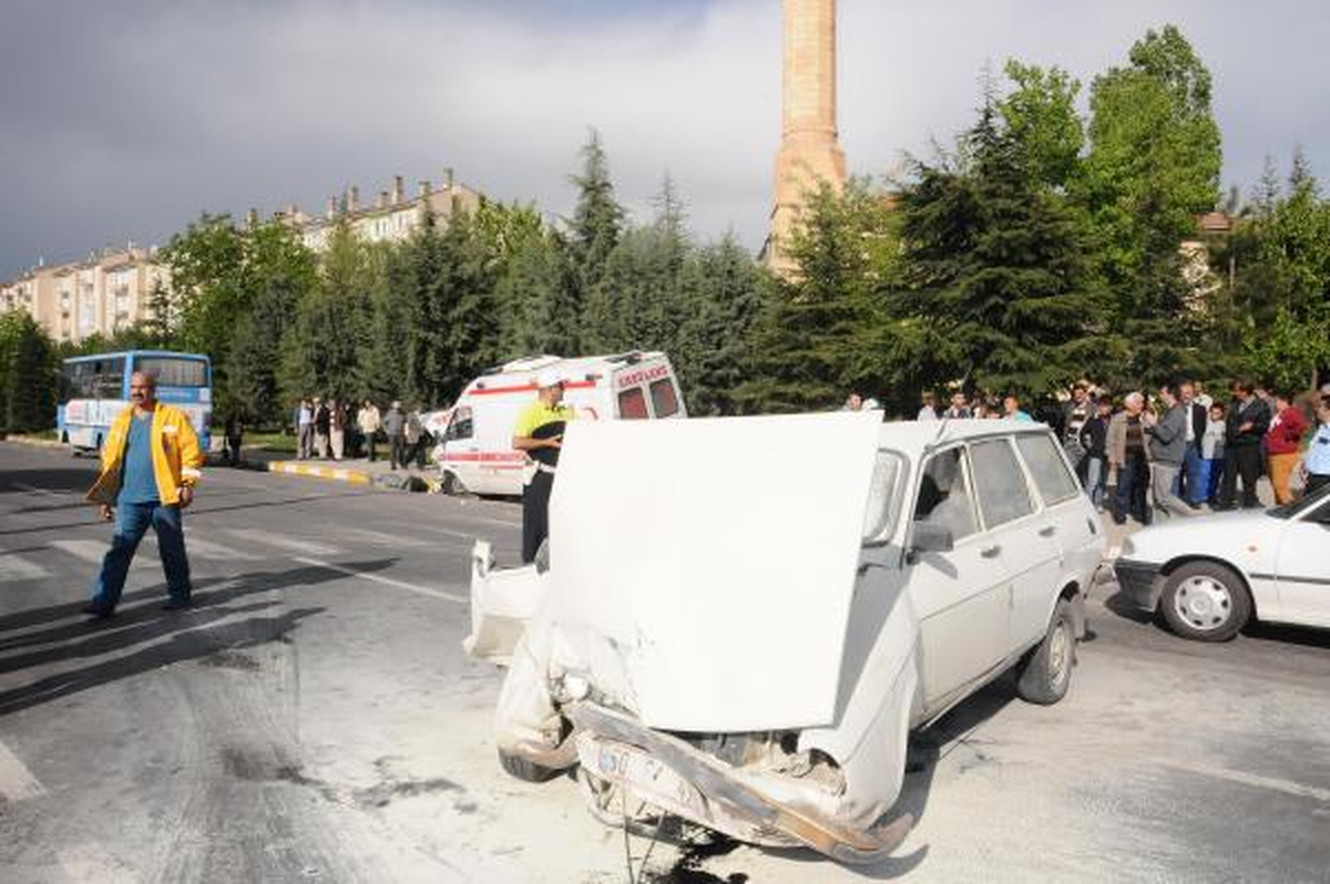 Hasta Taşıyan Ambulans Otomobile Çarptı: 4 Yaralı