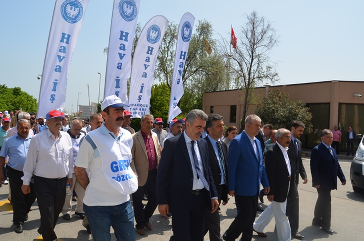 Hava-İş Üyeleri Grevin İkinci Gününde THY Genel Müdürlük Binası Önünde Toplandı