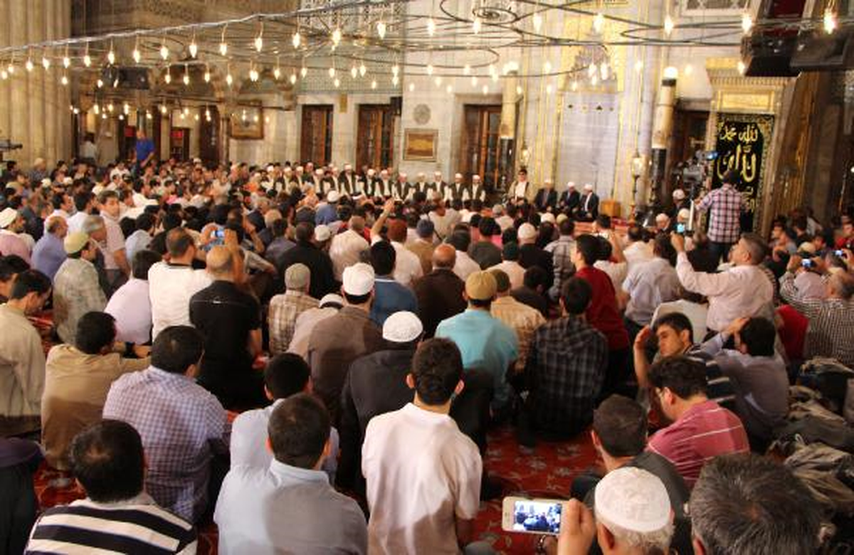 İstanbullular Sultanahmet Camii\'ne Akın Etti