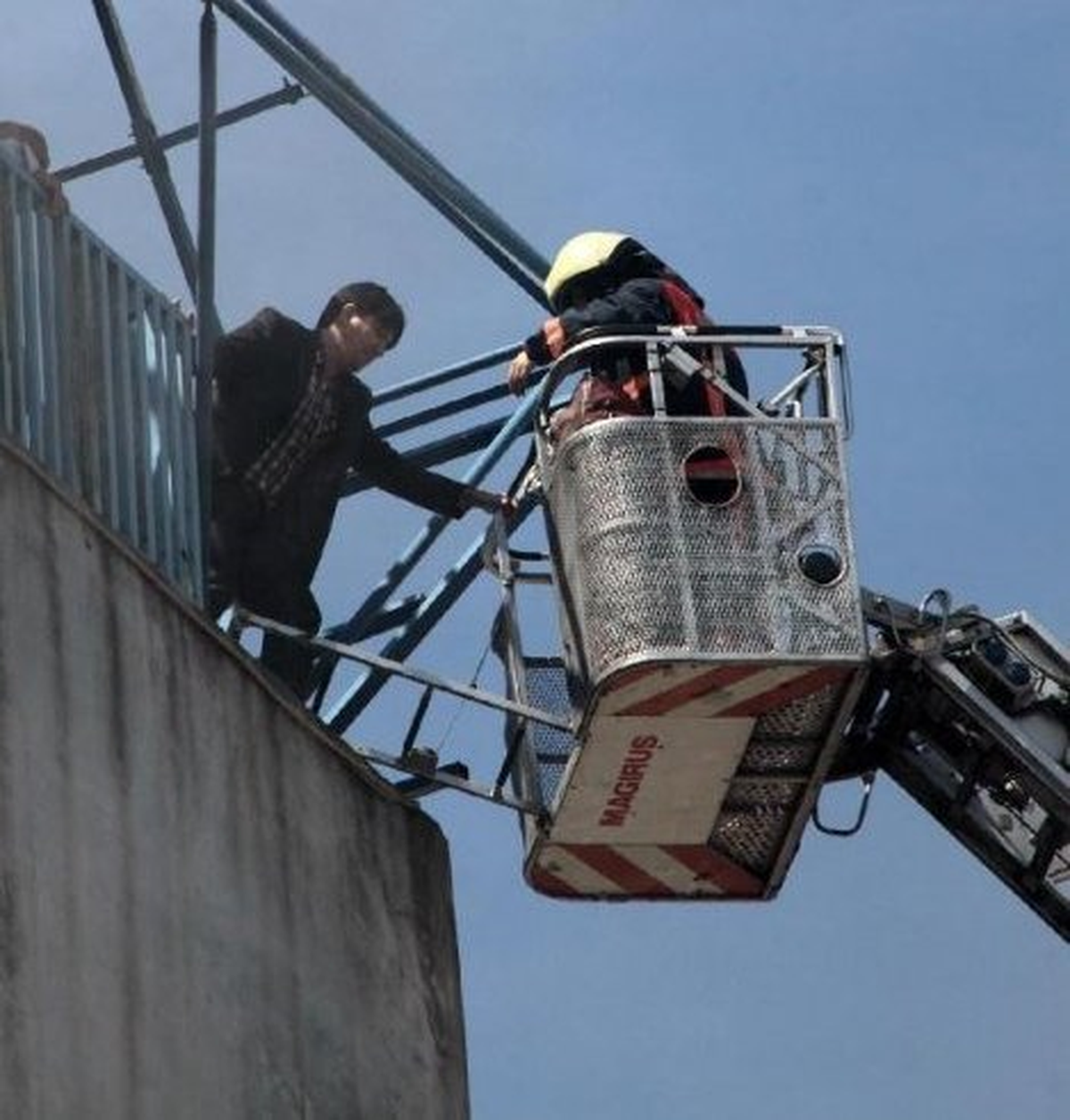 İşyeri Yandı, İşçiler Çatıya Çıktı