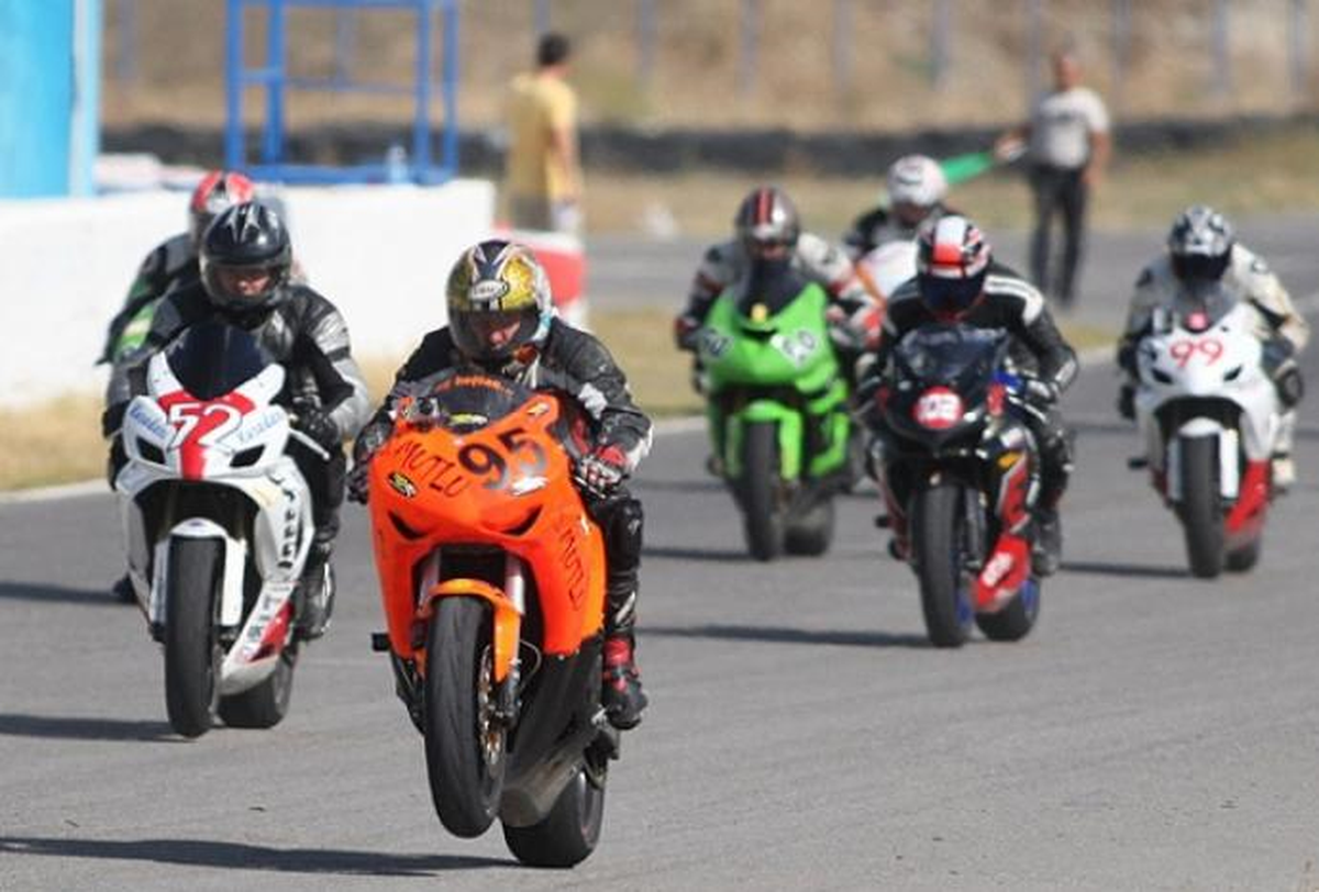 İzmir\'de Motosiklet Yarışı Heyecanı