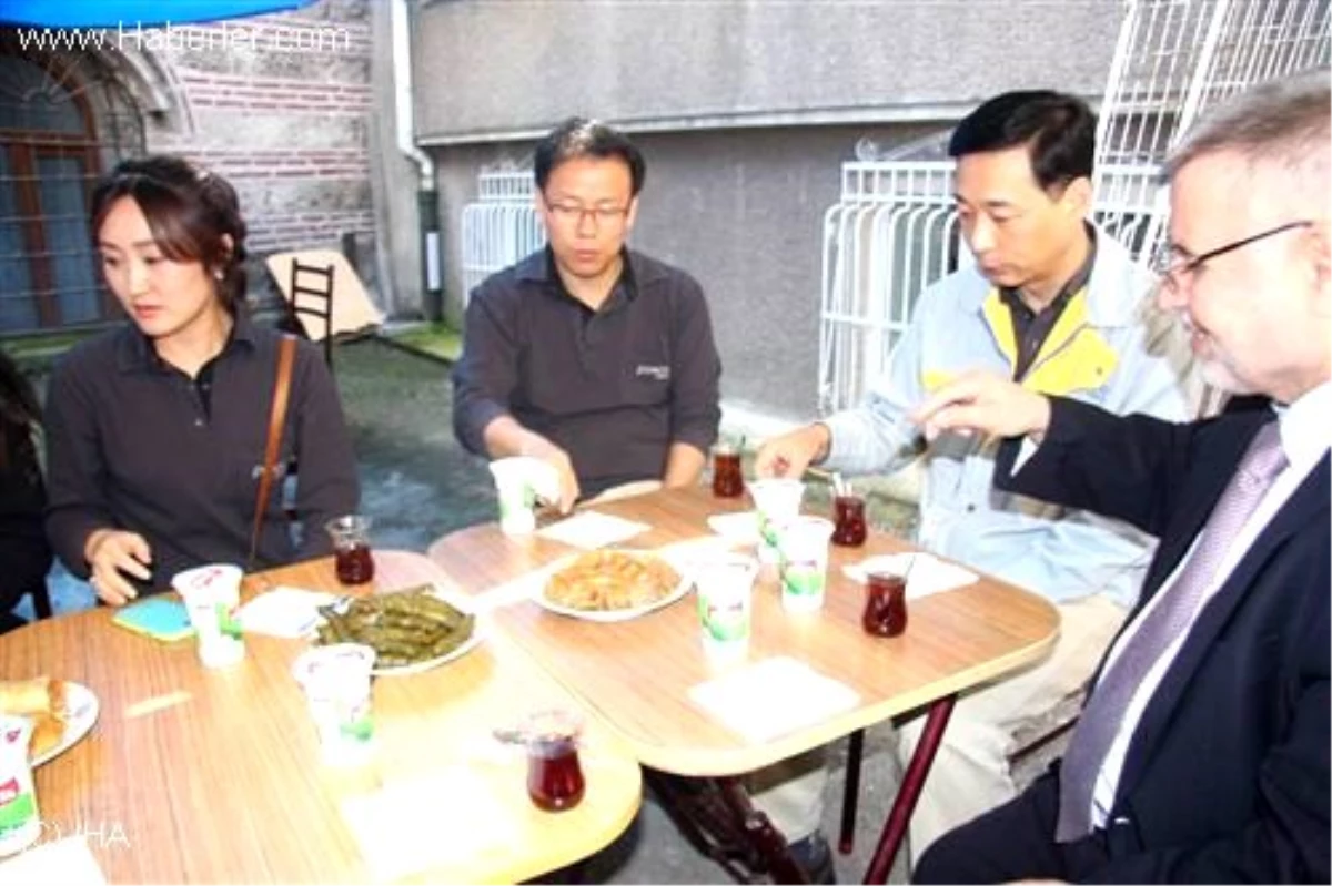 Koreliler İhtiyaç Sahibi Aileler İçin Gözleme Açtı