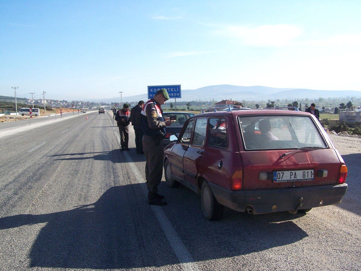Korkuteli Jandarma Ekipleri, Kimlik Kontrolü Yaptı