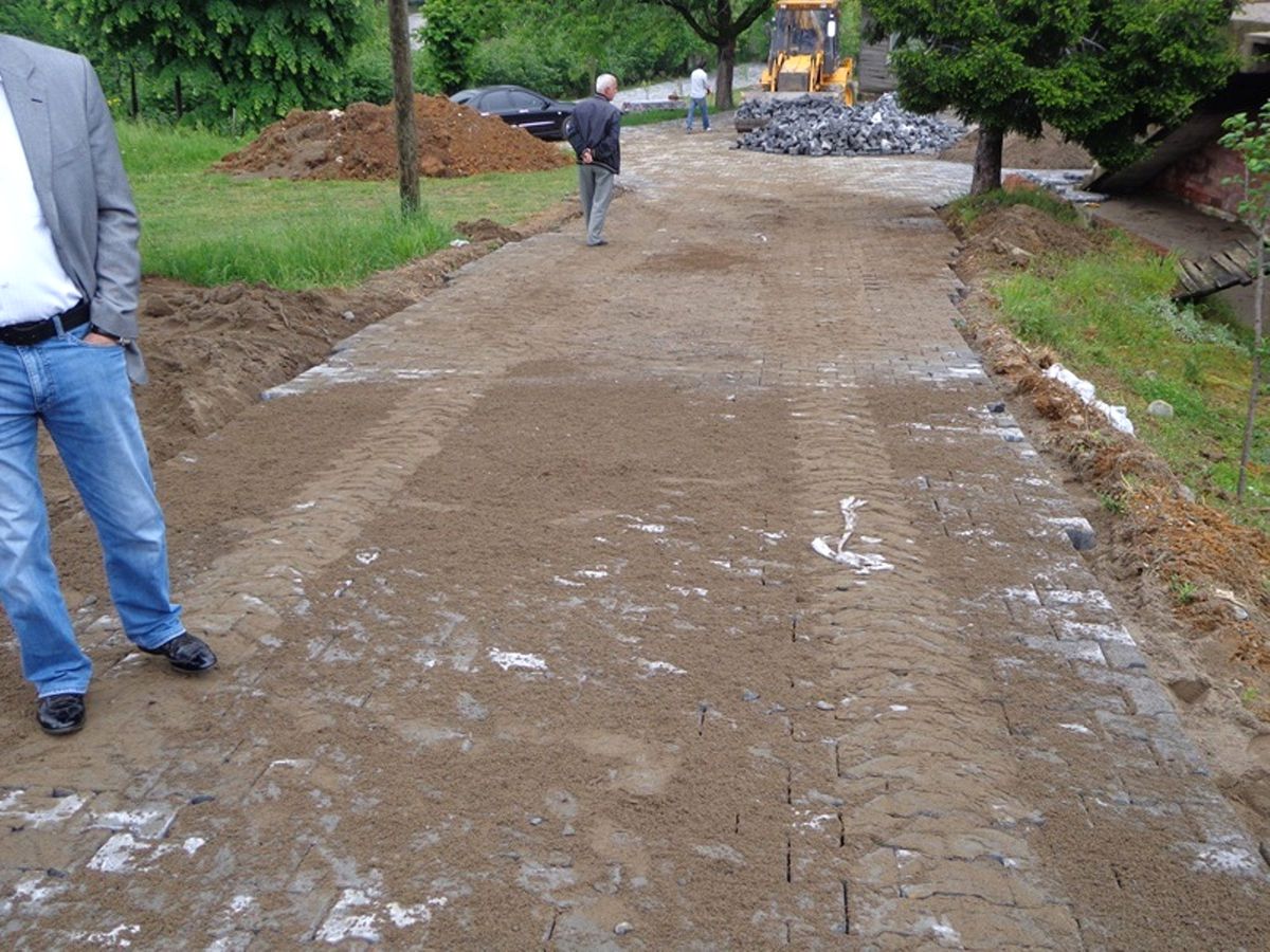 Köylere Beton Kilitli Parke Yapımı Devam Ediyor