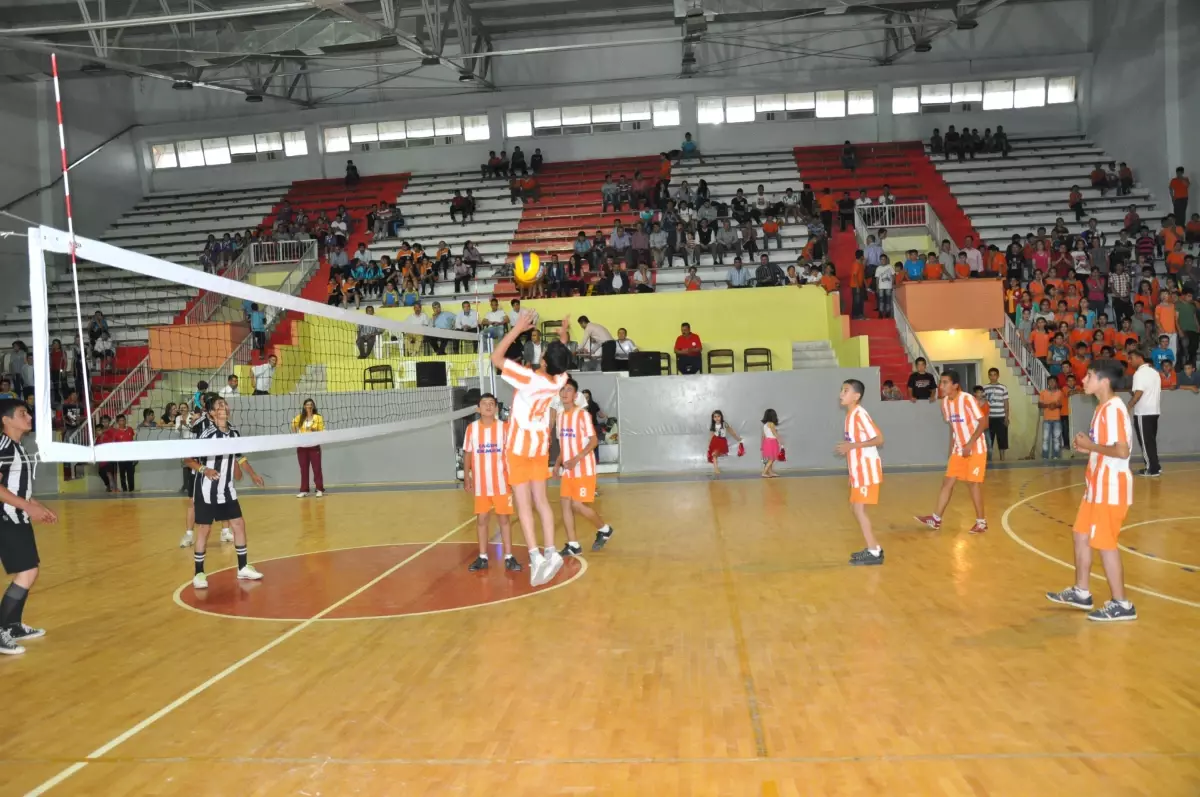 Kozan\'da İlköğretim Okullar Arası Voleybol Turnuvası