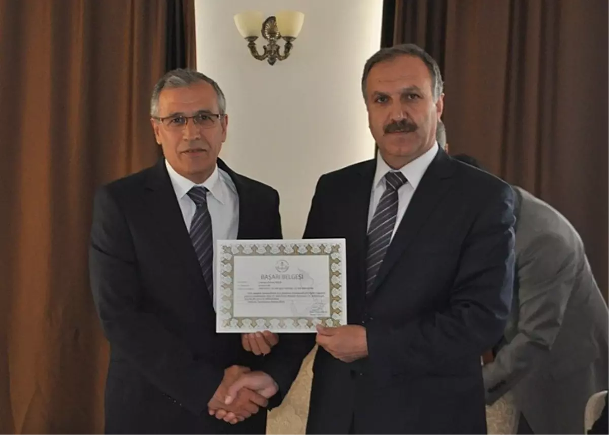 Milli Eğitim Müdürü'ne Başarı Belgesi