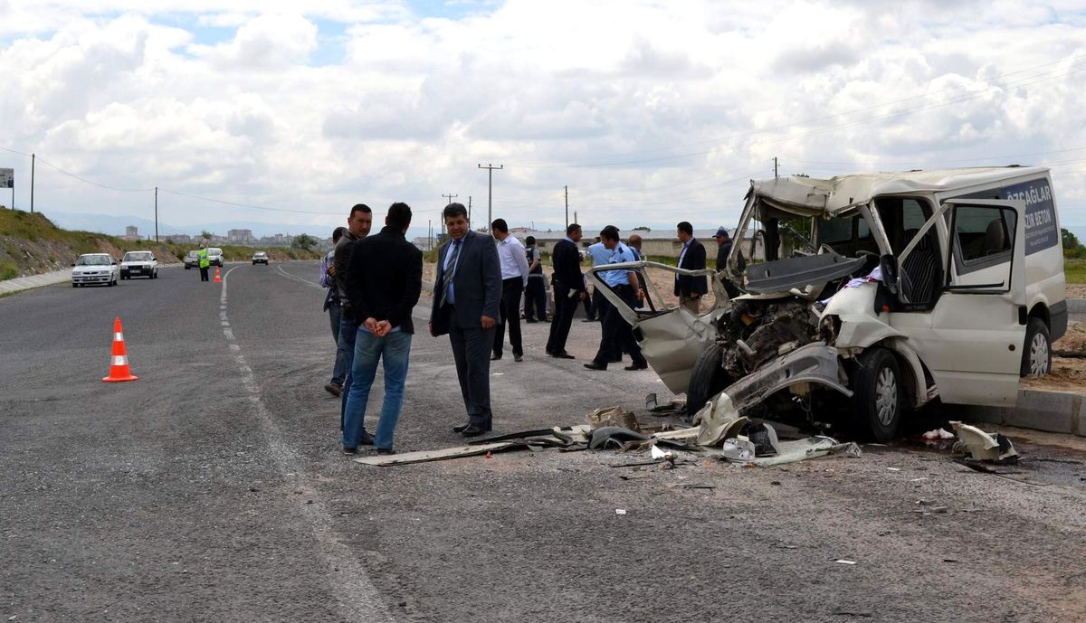 Niğde\'de Kamyonla Minibüs Çarpıştı: 2 Ölü