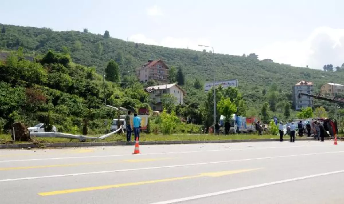 Refüjdeki Direğe Çarpan Kamyon Takla Attı, Şoför Öldü