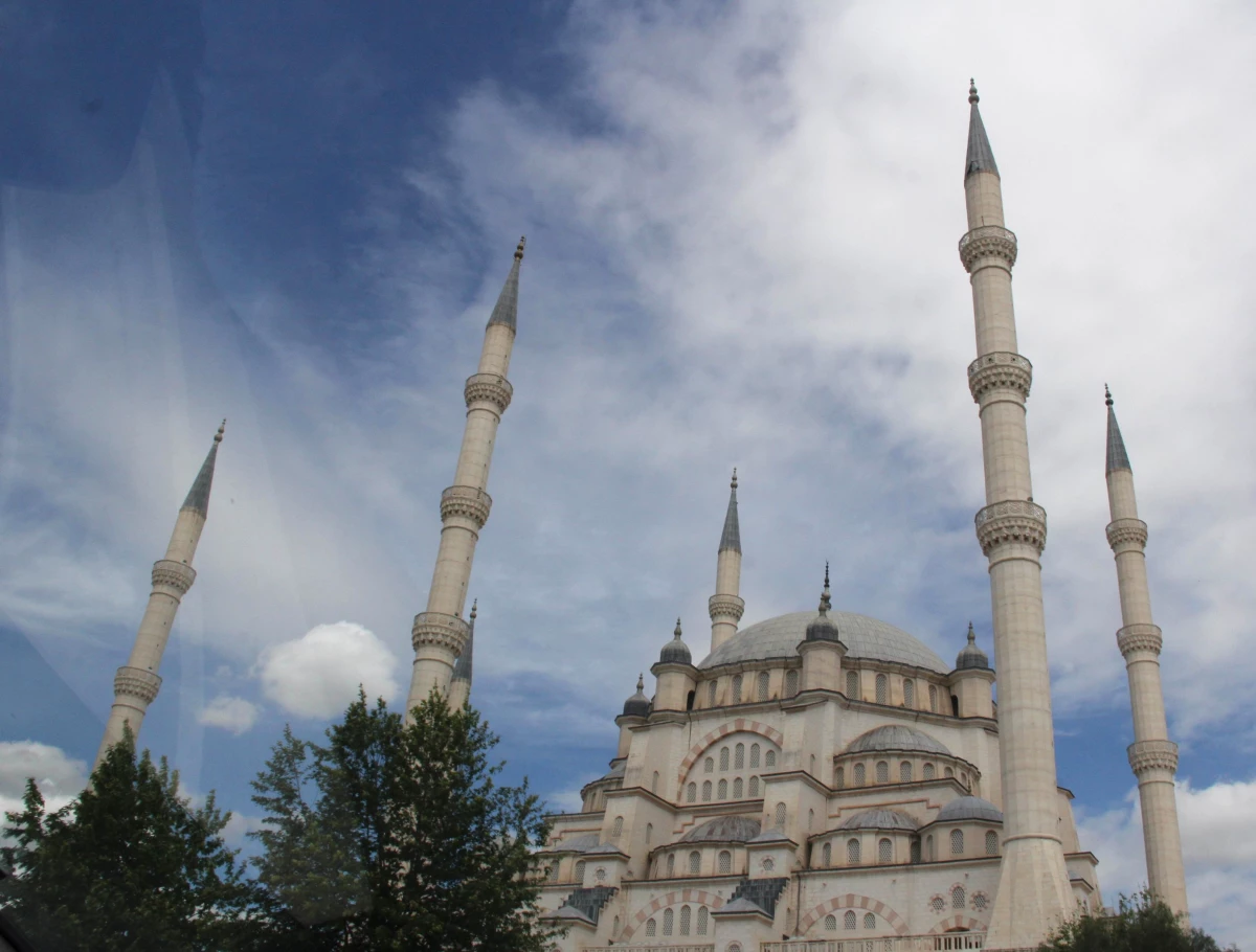 Sabancı Merkez Camii Ziyaretçilerini 4 Mevsim Büyülüyor