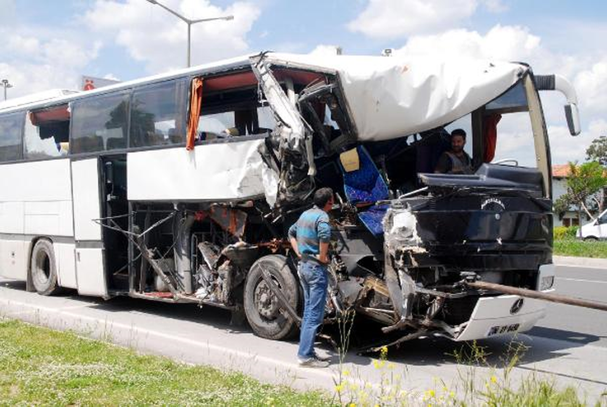 Şampiyon Takımın Otobüsü Kaza Yaptı
