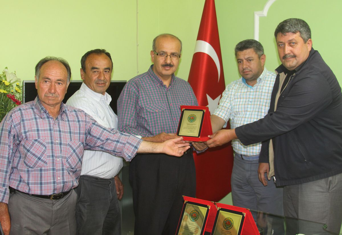 Saruhanlı\'da Gazetecilere Plaket Verildi