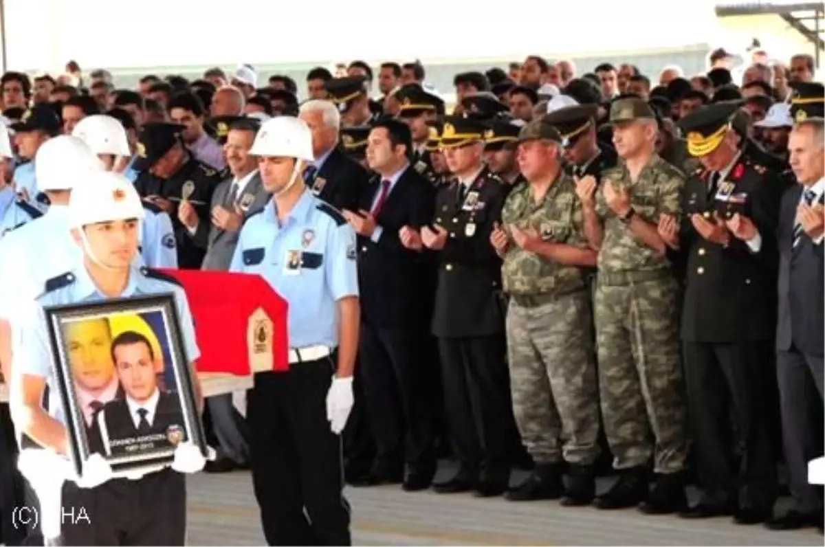 Şehit Polis Gözyaşlarıyla Son Yolculuğuna Uğurlandı