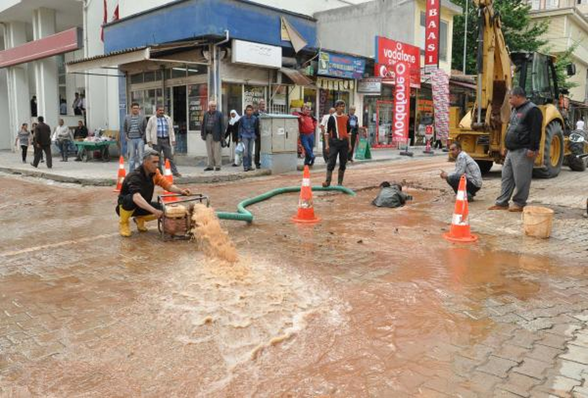 Su Borusu Patladı, Yol Nehre Döndü