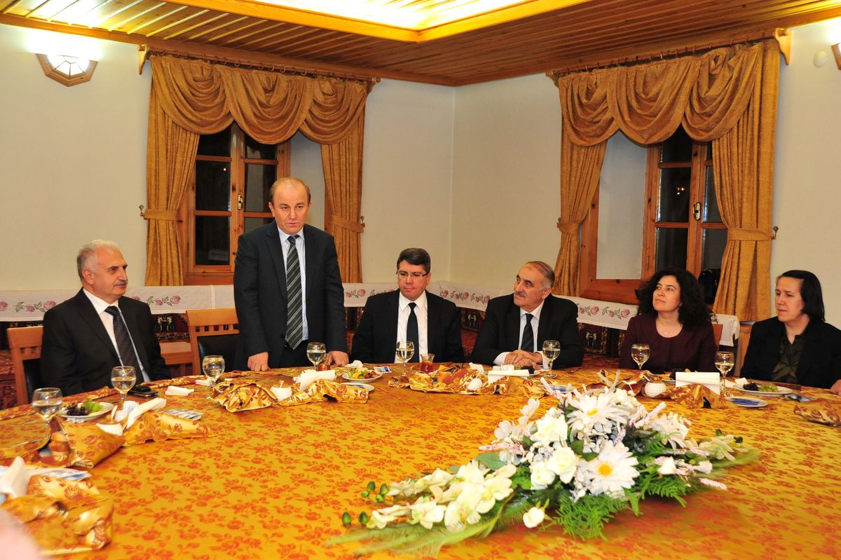 Vali Sebahattin Öztürk\'e Veda Yemeği