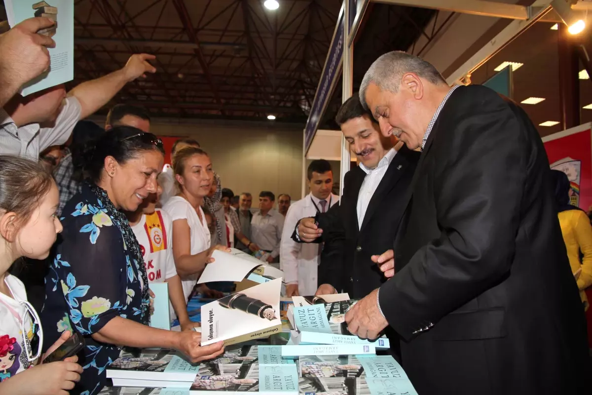 Yavuz Argıt\'ın Anısına Kitabı Dağıtıldı