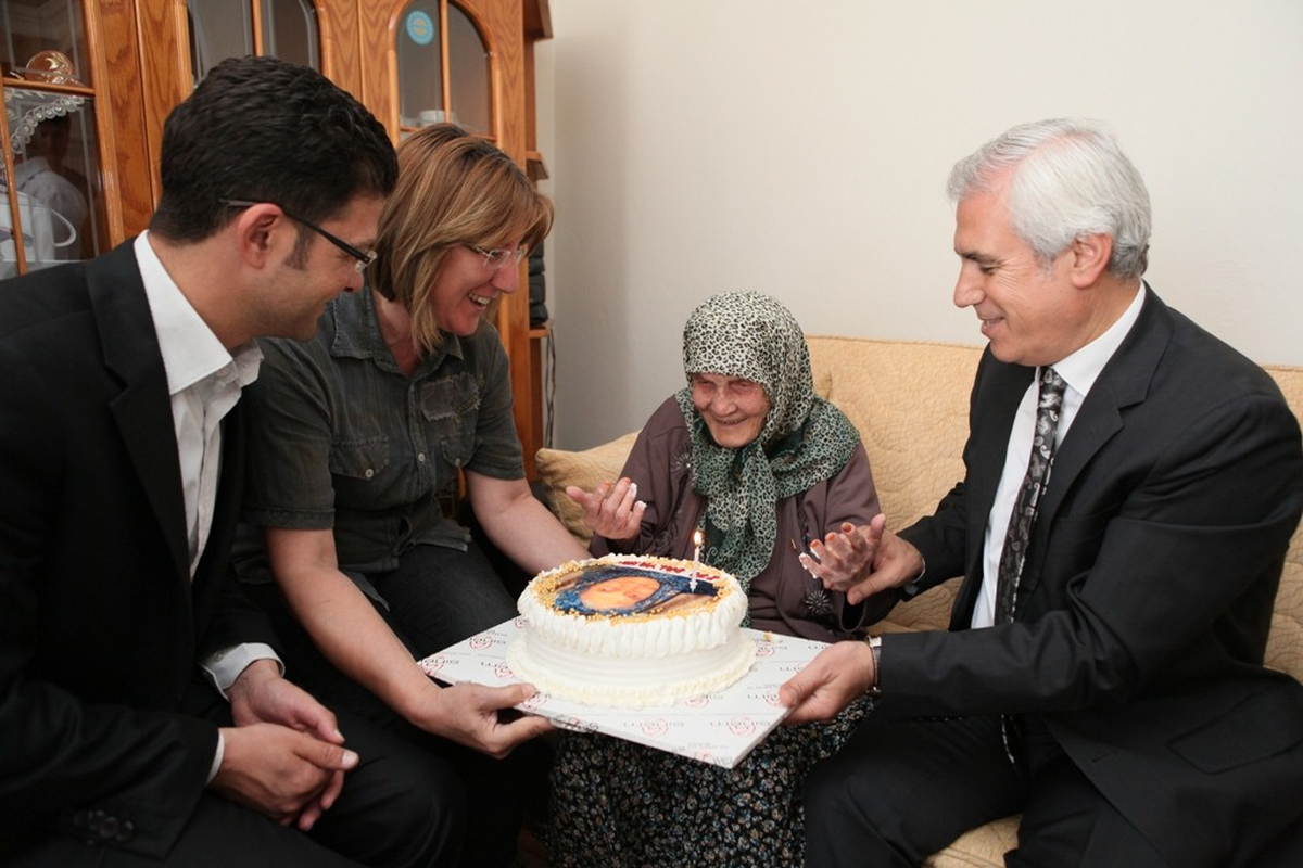 100 Yaşındaki Ayşe Nine\'ye Doğum Günü Sürprizi
