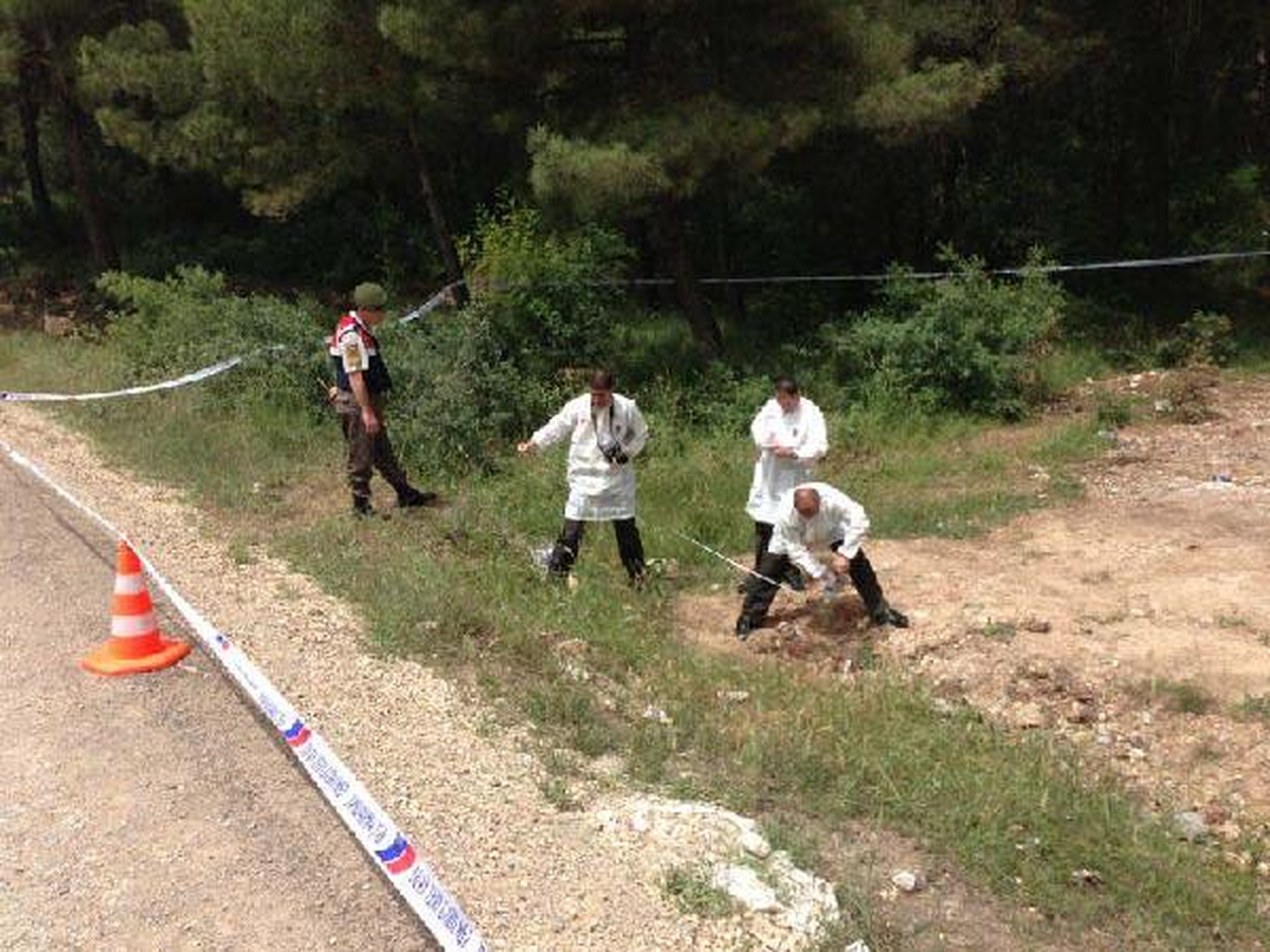 Başını Taşla Ezdikleri Kadını Otoyola Attılar