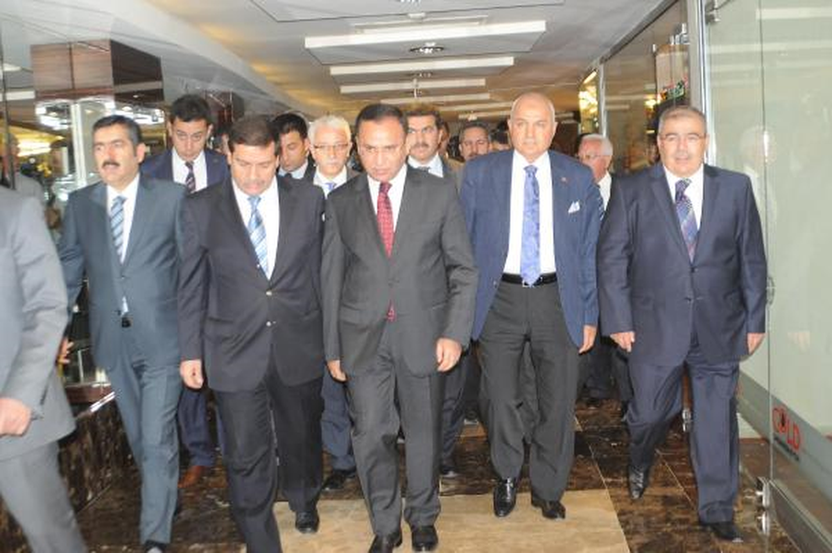Bozdağ: Kılıçdaroğlu\'nun Grup Toplantıları Dışında Siyaset Yapması Yasaklanmalı