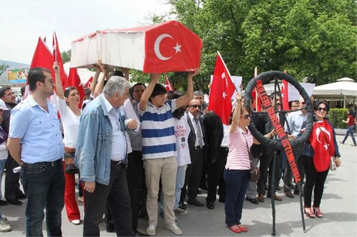 Bursa\'da Akil İnsanlara Tabutlu Protesto (2)