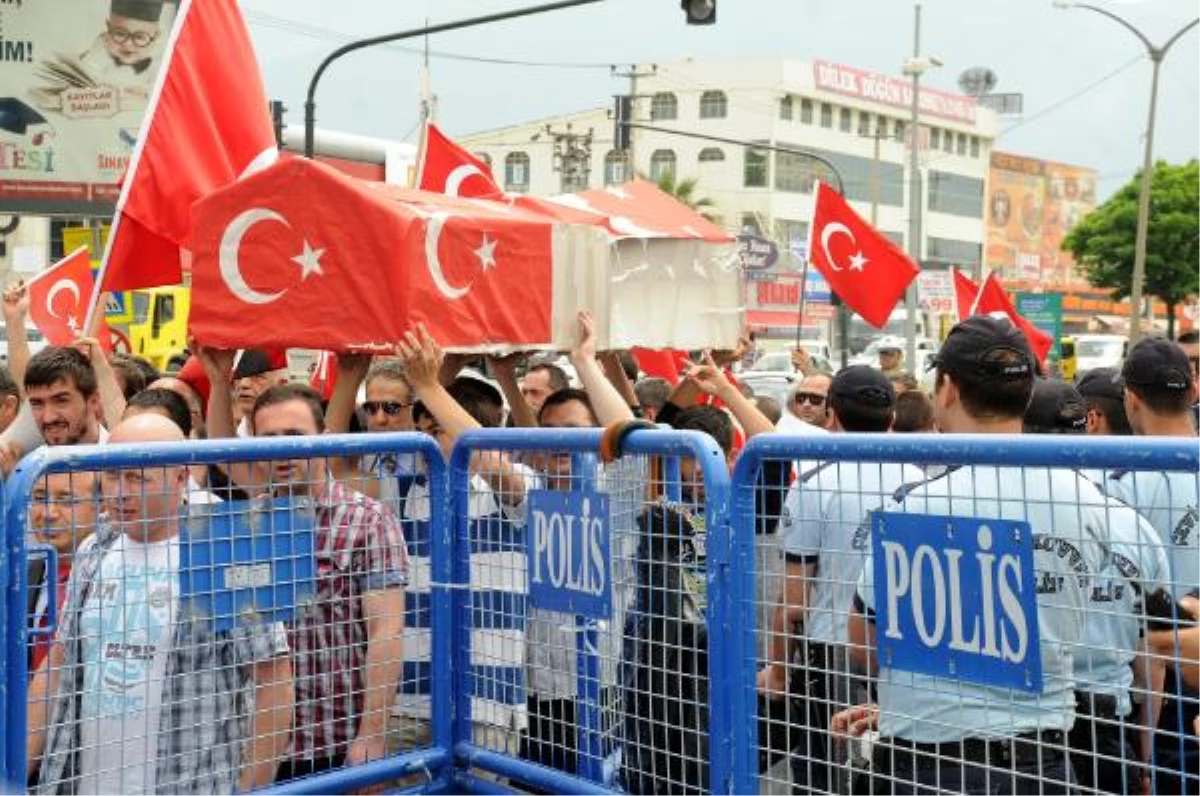 Akil İnsanlara Tabutlu Protesto