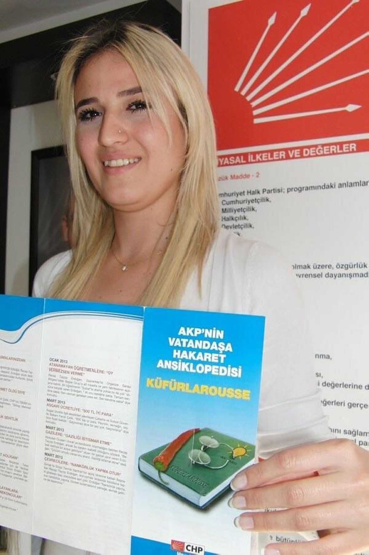 CHP 'Küfürlarousse' Dağıtıyor