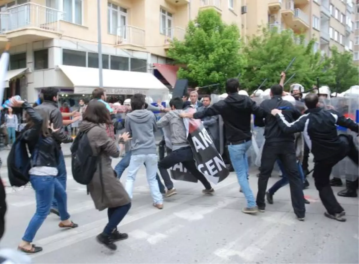 Eskişehir\'de AK Parti İl Binasına Yürümek İsteyen Gruba Polis Müdahalede Bulundu