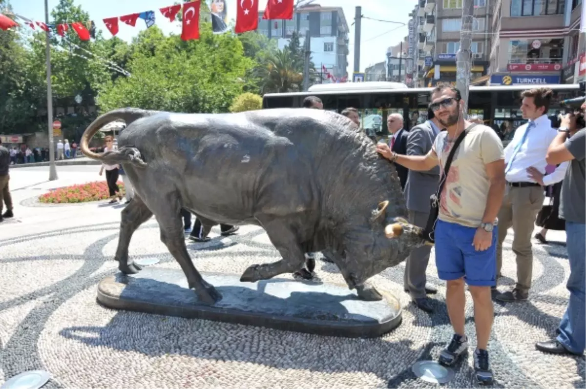 Kadıköy\'de Şimdi de Boğa Heykeli Krizi