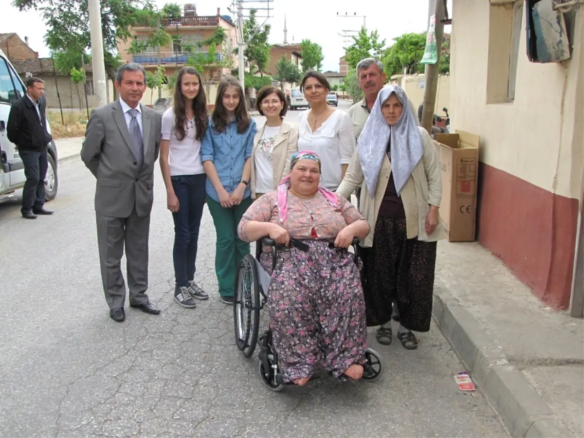 Ödemiş Belediyesi Sosyal Yardımlaşma Merkezi, Tekerlekli Sandalye Dağıtımını Sürdürüyor