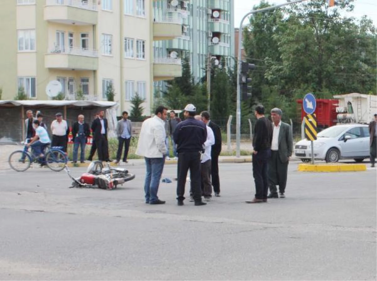 Otomobilin Çarptığı Motosikletli Yaralandı