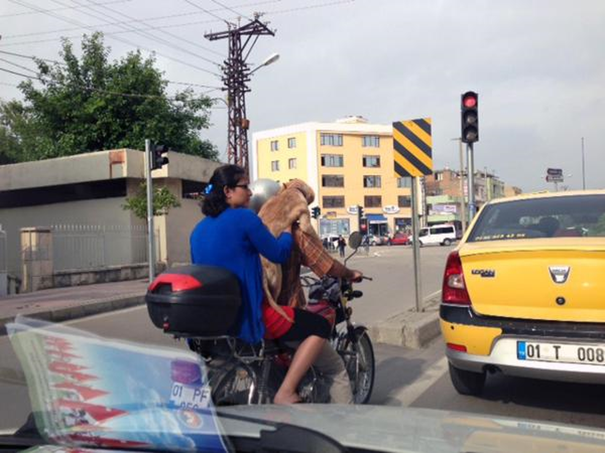 Motosiklete Aldığı Köpeğine Sıkı Sıkı Sarıldı