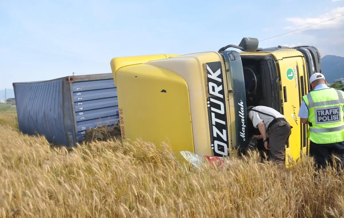 Yoldan Çıkıp Tarlaya Giren Tır Devrildi