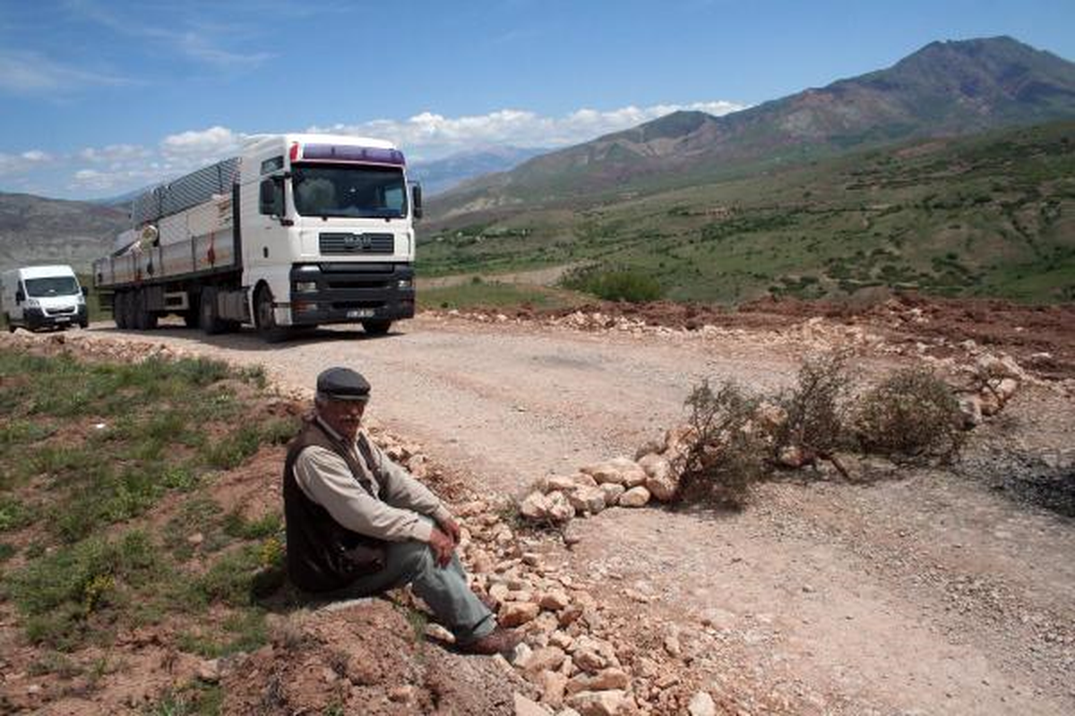 Araç Geçmesin Diye Nöbet Tutuyor