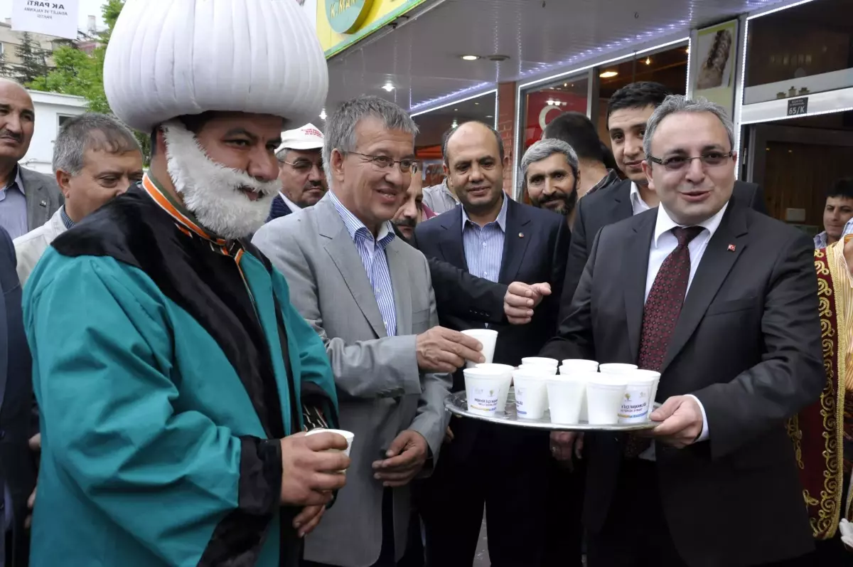 AK Parti Akşehir İlçe Teşkilatı Ayran Dağıttı