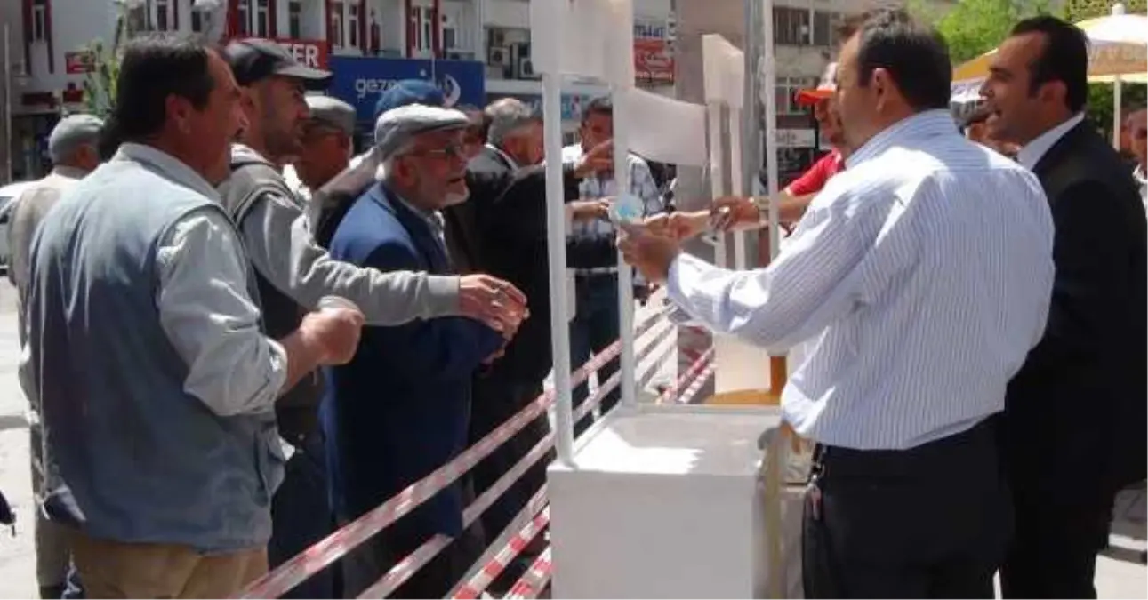 AK Parti Akşehir İlçe Teşkilatı Ayran Dağıttı